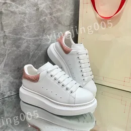 New top Fashion Shoes the four seasons Sneakers Lace-up Canvas Trainers Embroidery Street Style Stars Patches size 35-46 xsd221105