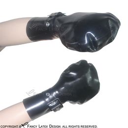 Acessórios de fantasia de luvas de látex sexy pretas com fivelas de cinto Fetish Bondage Luvas de borracha tamanho grande 00023068