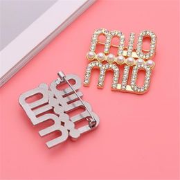 Classic Luxury Desingers Broochs Pins Women Pearl Rhinestone Letters Brooche Dress Coat Sweater Suit Pin Fashion Jewellery Clothing Decoration Accessories
