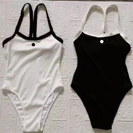 Designer 22s Womens Swimwear malha uma peça de banho sexy preto e branco dois tons outwear praia terno alto luxo bikini c carta diamante ponto