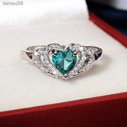 Creative Fashion Ladies Green Zircon Hand Holding Love Ring Luxury Shiny Crystal Zircon 925 Silver Ring Engagement Ring Jewellery L230704