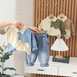 Tshirts 2023 Korean Spring Autumn Children Boy Two Piece Clothes Set Long Sleeve Spliced Shirt Jeans Pants Suit Toddler Baby Outfit 230713