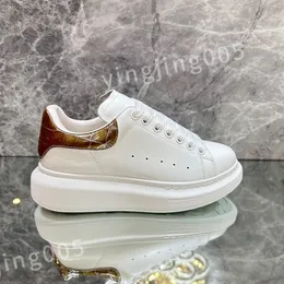 2023 new Hot Luxury Fashion Shoes the four seasons Sneakers Lace-up Canvas Trainers Embroidery Street Style Stars Patches size 35-46 xsd221105