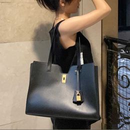 Designer Tote Ladies Luxurys women Shoulder bags Handbag Leather Shopping Large Capacity Crossbody Female Shopper Lock Pendant 230715