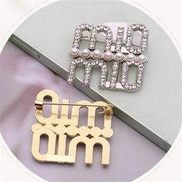 Designe Broochs Women Pearl Rhinestone Letters Brooche Dress Coat Sweater Suit Pins Fashion Jewelry Clothing Decoration Accessories