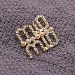 Designer Brooch Women Pearl Rhinestone Letters Brooches Dress Coat Sweater Suit Luxury Pin Fashion Jewelry Clothing Decoration Accessories