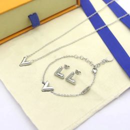 Pendant Necklaces Classic Designer Pendant Charm Gold Love Necklace Ear Studs Fashion Jewelrys Wristband Plated Letter Simple Heart Luxury Pendants Gift