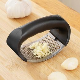 Fruit Vegetable Tools Curve Garlic Press Stainless Steel Garlic Mincer Chopping Garlic Ginger Press Rolling Crusher Vegetable Tool Kitchen Gadgets 230714