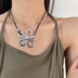 Pendant Necklaces 2pcs Exaggerated Flower Charm Rope Choker Neck Tie Chain Hollow Necklace Jewelry Clavicle