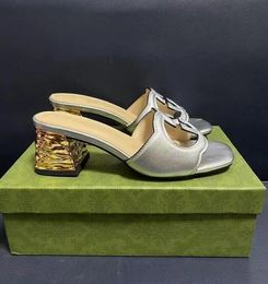 Идеальные летние дамы, переполняющие вырезанные сандалии туфли тапочки золотые средние каблуки.