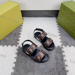 Barn små skor toppdesigner höst vinter ny stilig avslappnad mode enkla flatshoes alla bekväma skor mode brnad platt skor nya sandaler