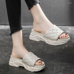 Chinelos plataforma feminino casual praia sapatos rasos senhoras chinelos grossos 2023 primavera verão moda sandálias confortáveis