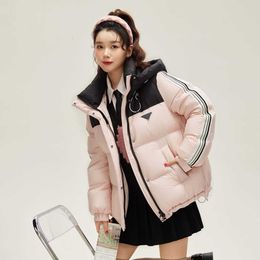 Autumn and winter ladies hooded loose short down coat, white duck down filled fluffy full light, the hat can be detachable convenient fashion warm.
