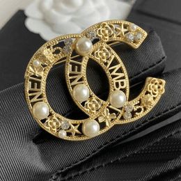 20style Fashion Luxury Designer Brooch Brand 18K Gold Plated Pearl Diamond Letter Brooches For Women Charm Wedding Gift Jewellery Accessorie