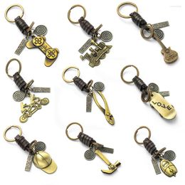 Keychains 2023 Vintage Punk Style Cowhide Keychain Creative Gift Handwoven Car Pendant