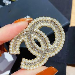 20style Luxury Designer Brand Letter Brooch 18K Gold-plated Inlaid Crystal Rhineau Jewellery Brooch Charm Pearl pin Wedding Christmas Party Gift Accessory