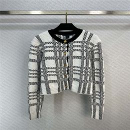 23 FW Women Sweaters Knits Designer Tops With Metal Letter Button Runway Brand Designer Crop Top Shirt High End Elasticity Plaid Pattern Cardigan Outwear Jackets