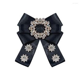 Brooches Korean Ribbon Fabric Bow Tie Shiny Rhinestone Flower Pins Fashion British Style Shirt Corsage Weddding Party Jewelry