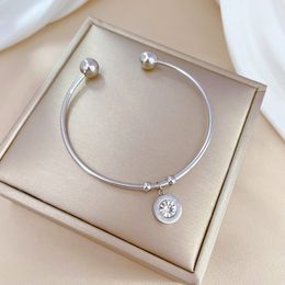 M7VG Modeschmuck Designer-Armband für Frauen Neuer Stil Beliebter weiblicher Süden Einfaches Ins Fünf-Blumen-Perlmutterfalter Glück Silber Gold Mädchen Geschenk Großhandel