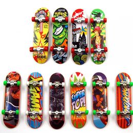 Novelty Games 1pc Random Mini Finger Skateboarding Scooter Creative Intelligence Toys Cartoon Classic Stunt Toy For Kids Gifts 230718