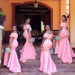 Plus Size Pink Bridesmaid Dresses Long 2022 Boat Neckline Gold Applique Backless Bridesmaid Dress South African Black Girls Weddin281y