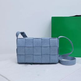 Nuova borsa di tofu intrecciata Borsa di design di alta qualità alla moda borsa a tracolla in denim casual semplice e pratica.