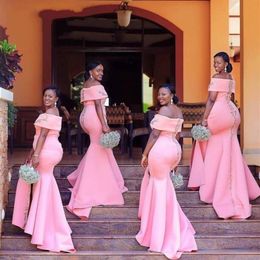 Plus Size Pink Bridesmaid Dresses Long 2022 Boat Neckline Gold Applique Backless Bridesmaid Dress South African Black Girls Weddin217D