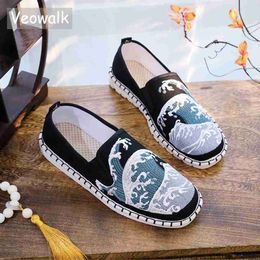 Slippers Veowalk Retro Embroidery Men Cotton Flat Loafers Handmade Chinese Style Men's Comfortable Casual Slip On Walking Driving Shoes L230718