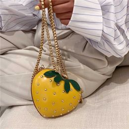 Cute and Westernised Skew Strawberry Bag 2022 Trendy Girl Heart shaped Chain INS Network Red Mini Crossbody Zero Wallet 230718