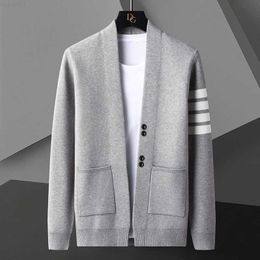 Men's Sweaters 2023 Spring Autumn Season Popular Striped Loose Men's Cardigan Coat Trendy Striped Fashion Cardigan Coat Wool Knitwear Sweater L230719