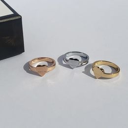 Сделано в Италии оригинальное фирменное гравюр Geard Ring 18k золотой серебряный серебряный титановый титановый стальные буквы Letter Rings Женщины мужские дизайнерские любители свадебные ювелирные изделия.