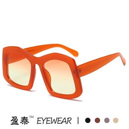 Luxury Fashion Sunglasses Outdoor Designer Summer Women Tom Classical Polarized Ford 2023 New Large Frame Individuality Candy Color Trend Online Red Street Phot