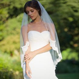 Single Layer Short Wedding Veil with Partial Lace Edge Fingertip Bridal Veil with Comb Wedding Accessories T-49239D