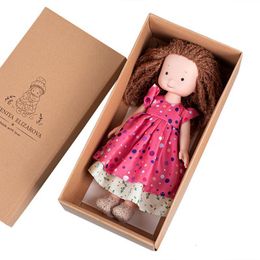 Puppets handgjorda Waldorf Doll Figur Astoria dockor med känsliga kläder plysch rag auspen överraskande gåva leksak för 230719