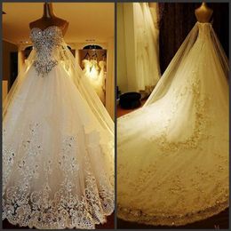 Luxo Cristal 2019 Vestidos de Noiva Linha A Renda Catedral com Laço nas Costas Vestidos de Noiva com Apliques de Coração Conjuntos de Jardim com Frisos F276I