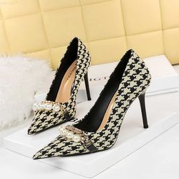 Sandals Shoes 2023 New Women Pumps Pearl Chain Plaid High Heels Fashion Office Stiletto Pointed Female Party Shoes Plus Size 43 L230720