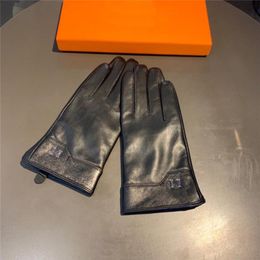 Winter Driving Warm Gloves High Quality Sheepskin Mittens Mens Letter Designer Glove Solid Colour Leather Mitten302O