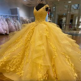 صفراء Quinceanera Charro Dresses v Neck Lace Sweet 15 Drofles Tier Ball Ball Birthdy Party Dress 2023