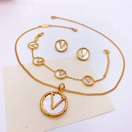 Europe America Style Jewellery Sets Lady Women Engraved V Initials Mother of Pearl Round Pendant Necklace Earrings Bracelet Sets325B