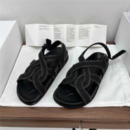 * Klobige, überkreuzte Toteme-Sandalen mit Lederriemen und dicker Sohle und gewebten Strandschuhen aus echtem Leder, hergestellt in Italien, Rom