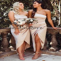 Sexy One Shoulder Champagne Bridesmaid Dresses Short Summer Beach Wedding Guest Dresses With Slits Cheap Pleat Maid Of Honor Gowns348S