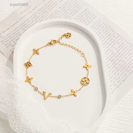 Bracelets Designer for Women Chain Elegant Gold and Silver Fashion Womens Letter Clover Wedding Special Design Jewellery