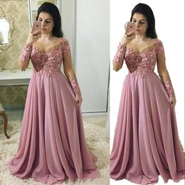 2023 Vestidos Mãe da Noiva Rosa Dusty Mangas Longas Gola Jóia Renda Apliques Chiffon Feitos à Mão Flores Frisadas Festa Noite 306P