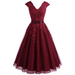 2019 Tea Length Burgundy bridesmaid Dress Short V Neck Lace Cocktail Dress With cap Sleeves Applique Graduation Dresses party Gown2649