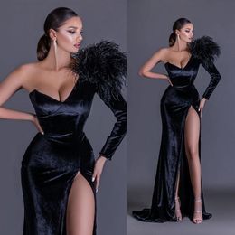 2020 Black Velvet Mermaid Evening Gowns Sexy One Shoulder Long Sleeve Prom Dress Side Split Formal Party Wear Robe de Soiree269N