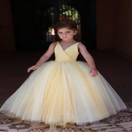 2020 Cute Light Yellow Flower Girls Dresses For Weddings Princess Sleeveless v-Neck Floor Length Little Kids Holy First Communion 2886