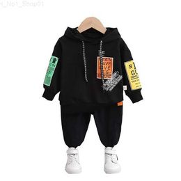 Completi di abbigliamento New Spring Autunno Neonata Vestiti Bambini Ragazzi Cotone Lettera Felpe con cappuccio Pantaloni 2Piece Set Toddler Fashion Costume Tute per bambini Z230721