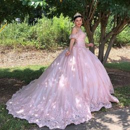 Pink Lace Appliqued Ball Gown Quinceanera Dresses Halter Neck Beaded Prom Gowns Sequined Sweep Train Tulle Sweet 16 Party Dress210c