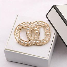 19style Classic Brand Designer Letters Brooch Women Geometric Crystal Rhinestone Pearl Broochs Fashion Simple Small Sweet Wind Lad218u