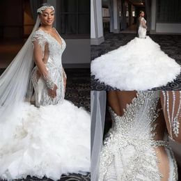 Luxuriöse Kristallperlen Meerjungfrau Brautkleider Brautkleider Lange Ärmel V-Ausschnitt Gestufte Rüschen Kapellenzug Arabisch Dubai Robe de2608